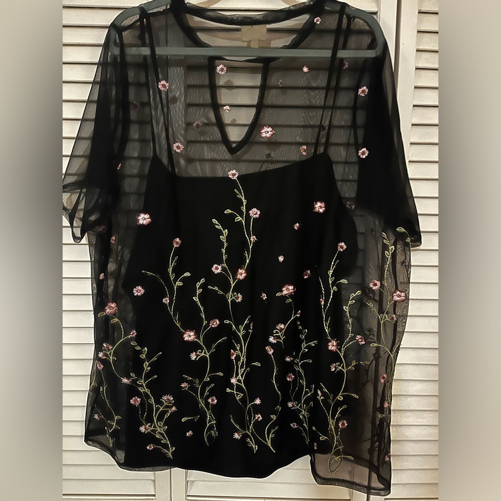 Gorgeous embroidered blouse. Black w delicate flowers. HIP designer 2X